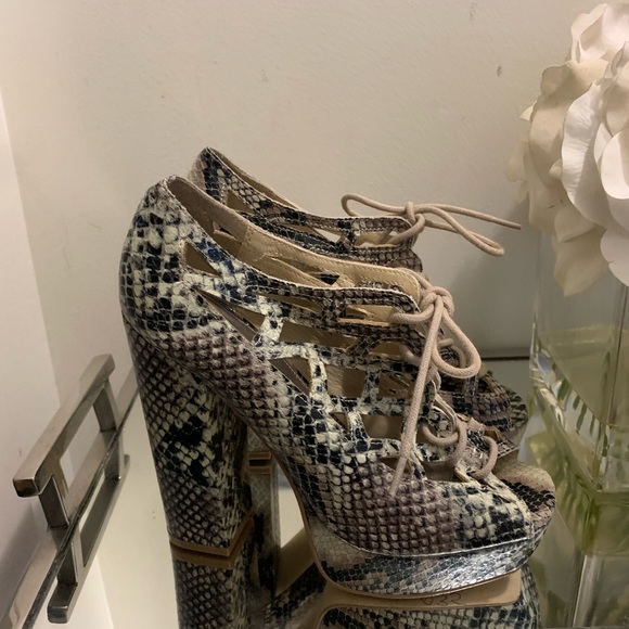 Snakeskin print leather upper high heels with platform size 9 - Picture 4 of 4